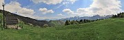 71 Vista panoramica con la Cappella dei prati della Pigolotta